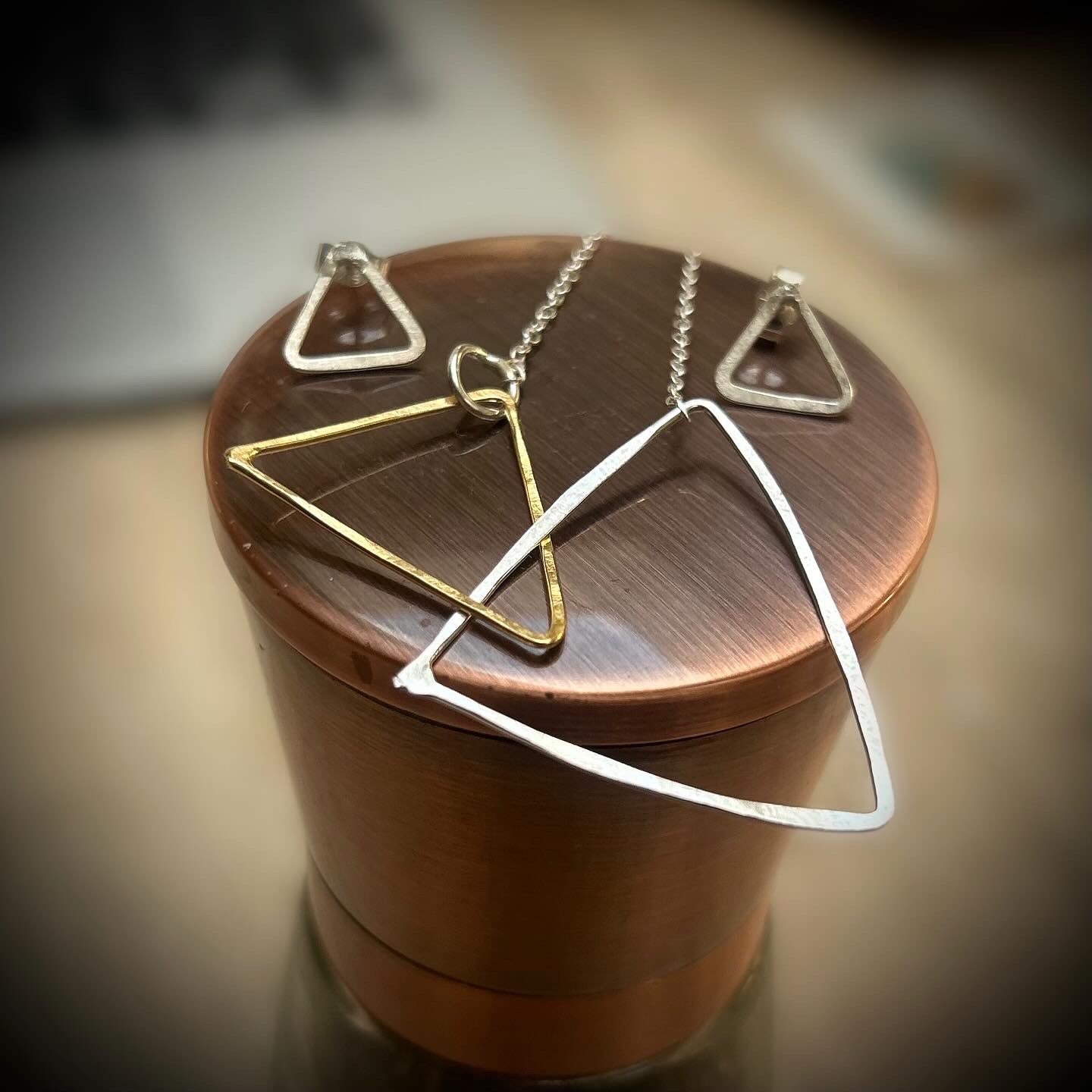 Hammered outline triangle necklace and stud earrings set
