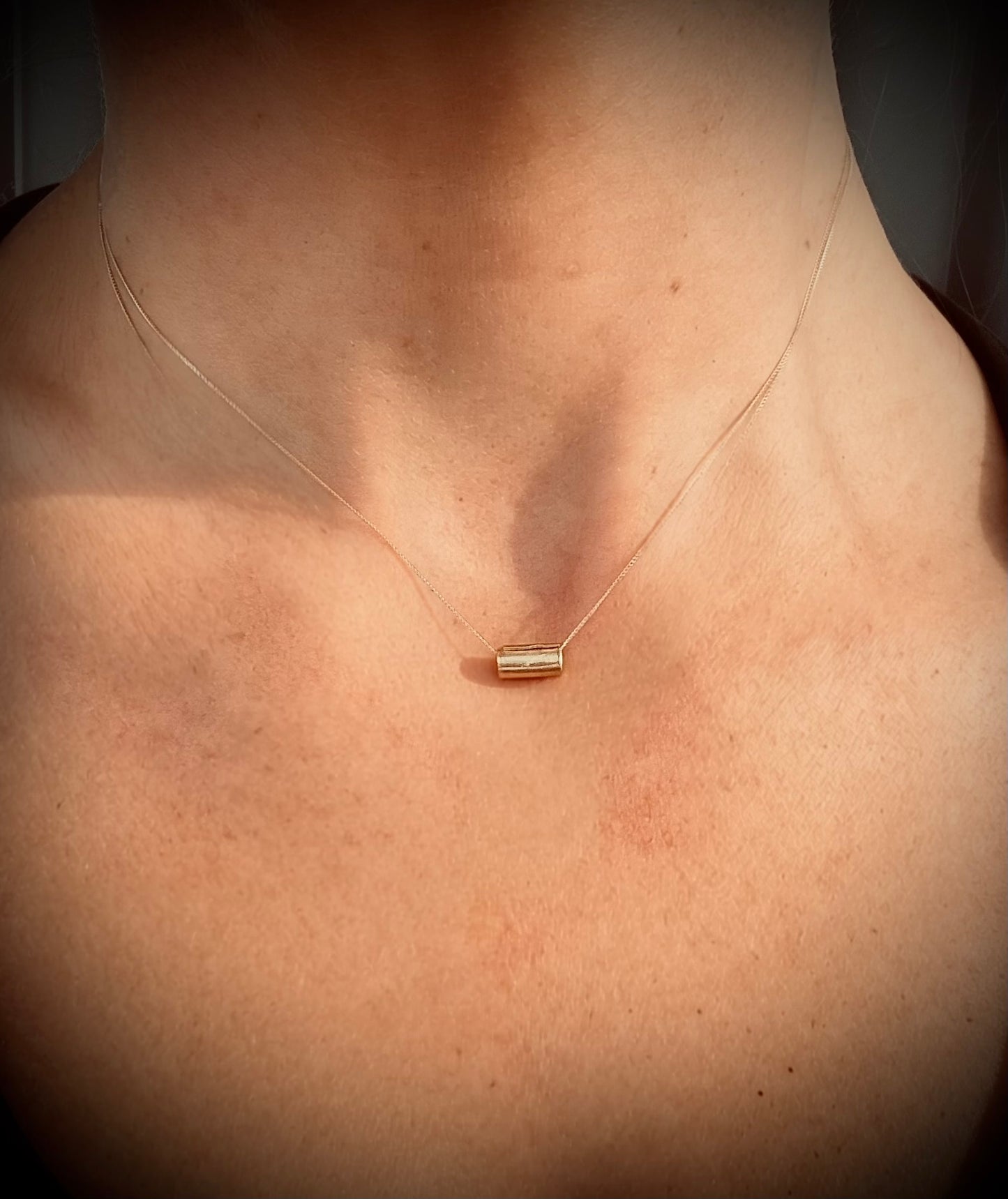 18ct gold roll pendant