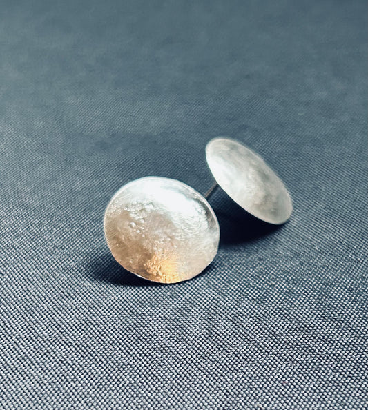 Convex Hammered circle stud earrings