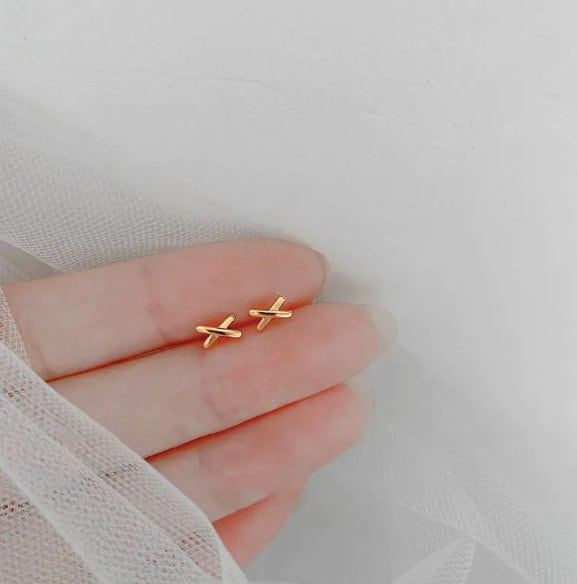 Hypoallergenic 3mm Dainty Studs - Kiss Earrings