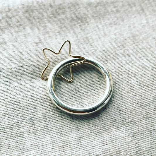 18ct gold star charm ring