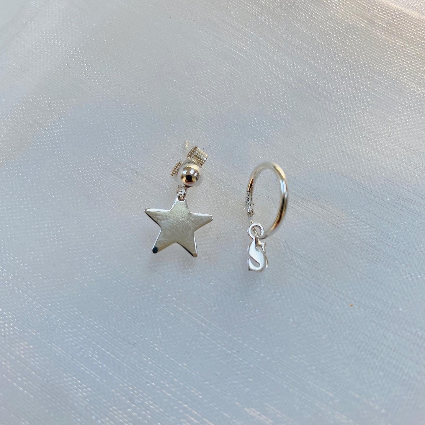 Mismatch initial & star earrings